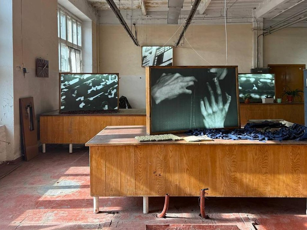 «Все снова будет сшито»: в Магнитогорске открыли выставку на заброшенной фабрике