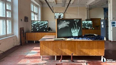«Все снова будет сшито»: в Магнитогорске открыли выставку на заброшенной фабрике