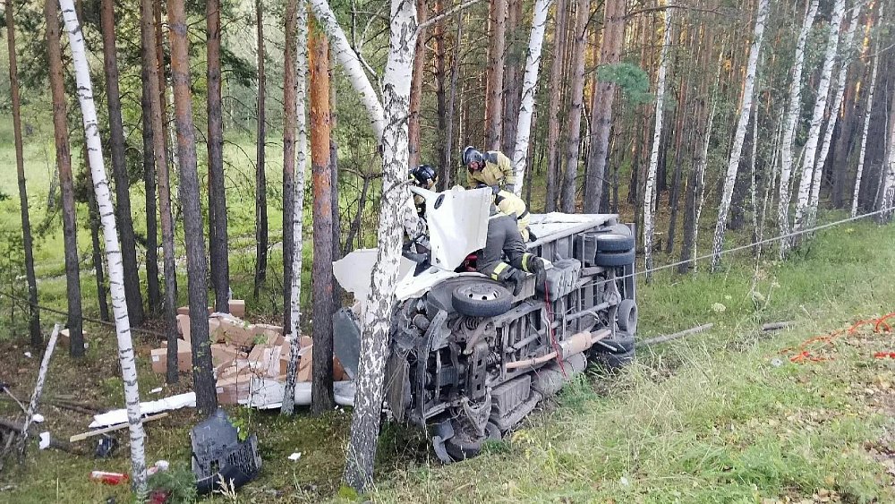 Водителя грузовика зажало в авто после ДТП под Челябинском