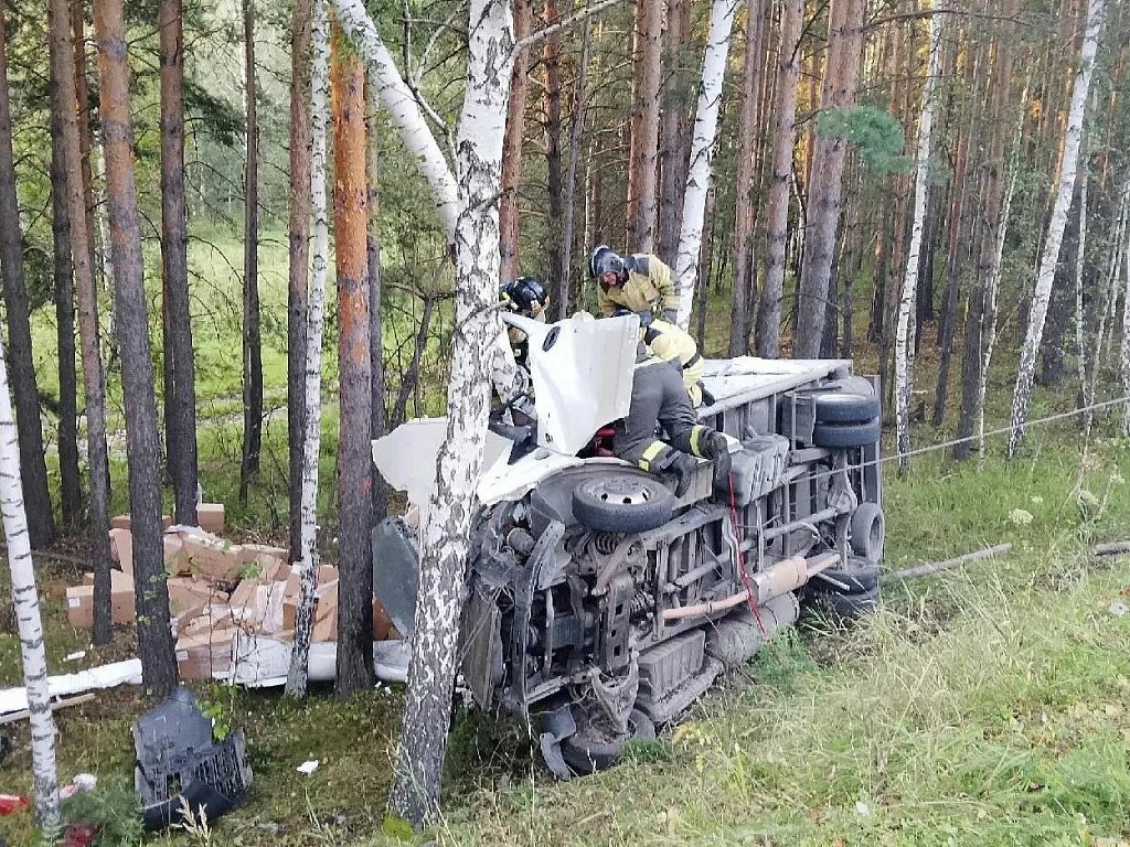 Водителя грузовика зажало в авто после ДТП под Челябинском