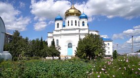 В Свято-Казанском женском монастыре сестры ухаживают за огородом