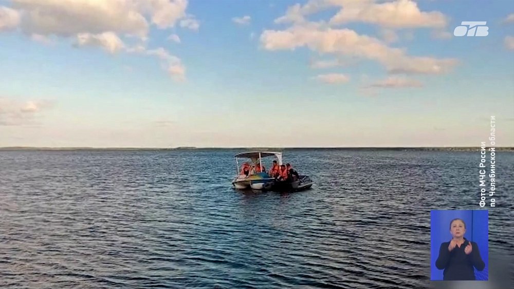 На озере Калды туристов на катамаранах унесло от берега