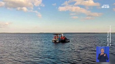 На озере Калды туристов на катамаранах унесло от берега