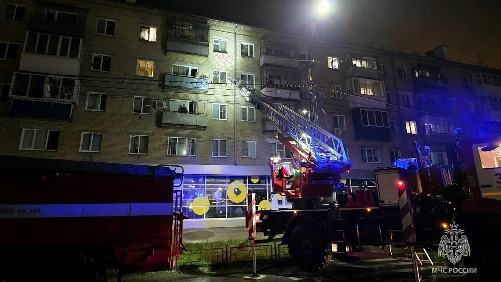 В Копейске спасатели вывели из горящего дома шесть человек
