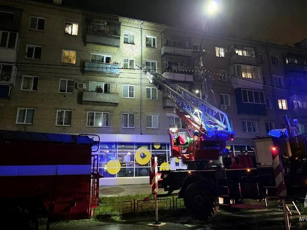 В Копейске спасатели вывели из горящего дома шесть человек