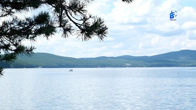Отдыхающие на Тургояке напуганы зелеными зарослями в воде