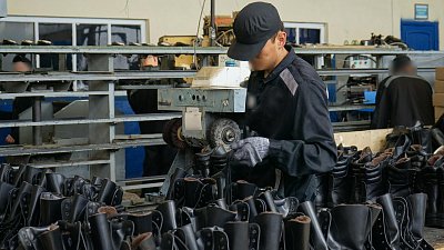 Челябинская колония отшивает 90 тысяч пар обуви для силовиков