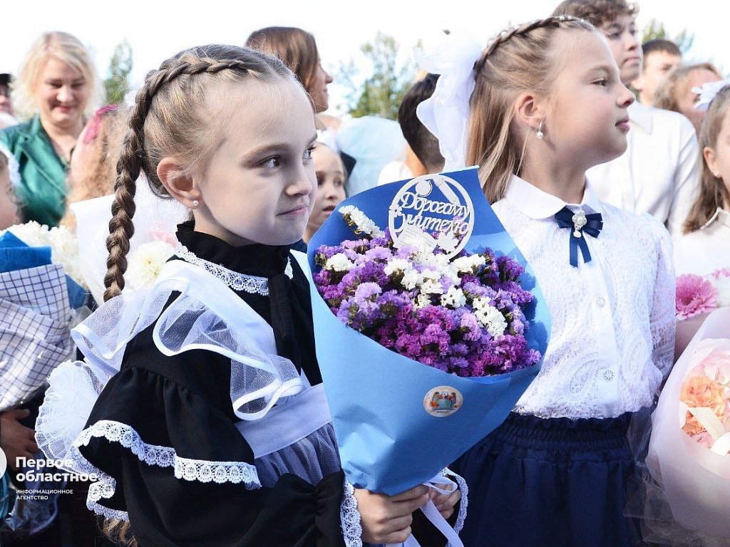 Челябинцы дарят учителям на 1 Сентября цветы, сертификаты и сладости
