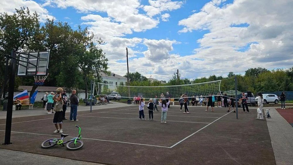Новая спортплощадка открылась в магнитогорском поселке Самстрой