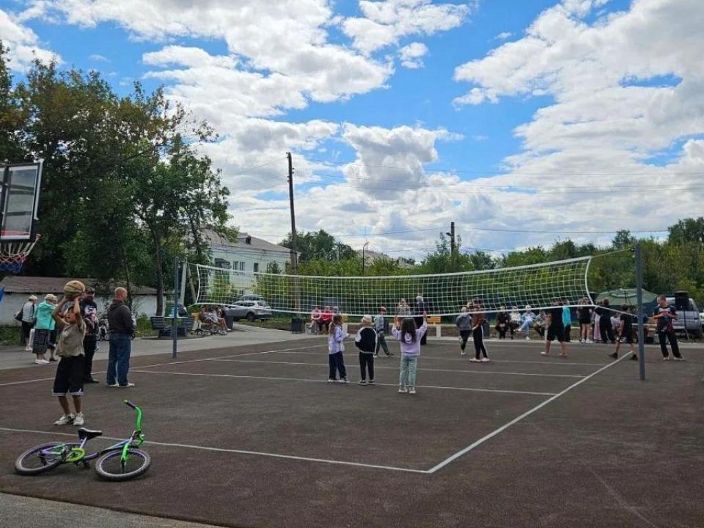 Новая спортплощадка открылась в магнитогорском поселке Самстрой