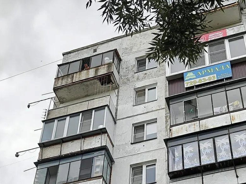 В Челябинске спасатели сняли с окна 9-го этажа пятилетнего ребенка