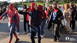 Синий, красный и паутина: в Челябинске прошел супергеройский парад