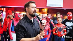 Синий, красный и паутина: в Челябинске прошел супергеройский парад