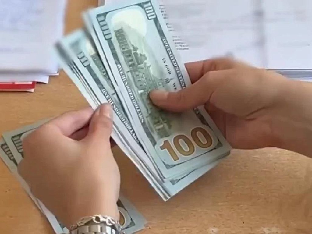 Челябинские полицейские вернули семье сейф с деньгами и золотом