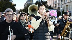 Юбилейный фестиваль джаза завершился стрит-парадом в Челябинске