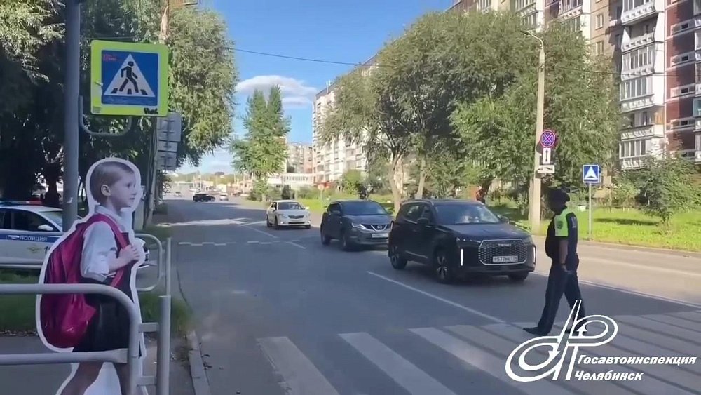 Ростовые куклы детей установили на пешеходных переходах у школ Челябинска