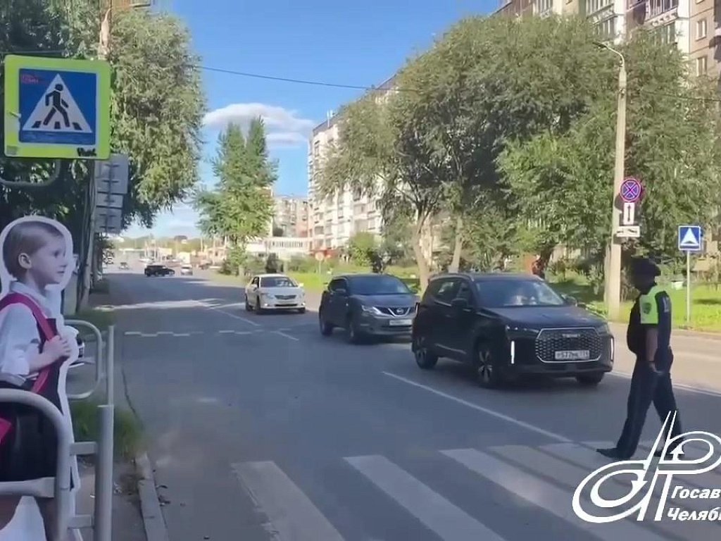 Ростовые куклы детей установили на пешеходных переходах у школ Челябинска