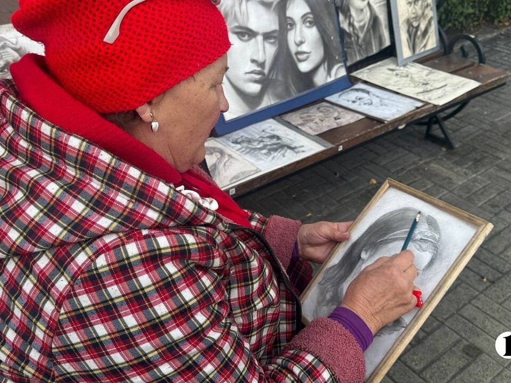 Уличные художники в центре Челябинска рисуют шаржи в любую погоду
