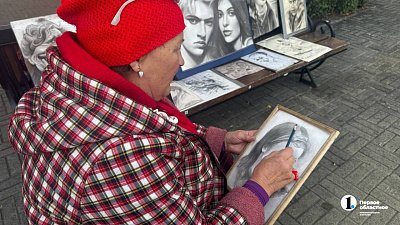 Уличные художники в центре Челябинска рисуют шаржи в любую погоду