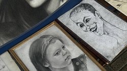 Уличные художники в центре Челябинска рисуют шаржи в любую погоду