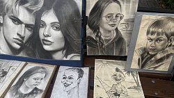 Уличные художники в центре Челябинска рисуют шаржи в любую погоду