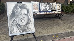 Уличные художники в центре Челябинска рисуют шаржи в любую погоду