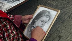 Уличные художники в центре Челябинска рисуют шаржи в любую погоду