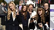 Улицы Челябинска после летних каникул наполнились гуляющими школьниками