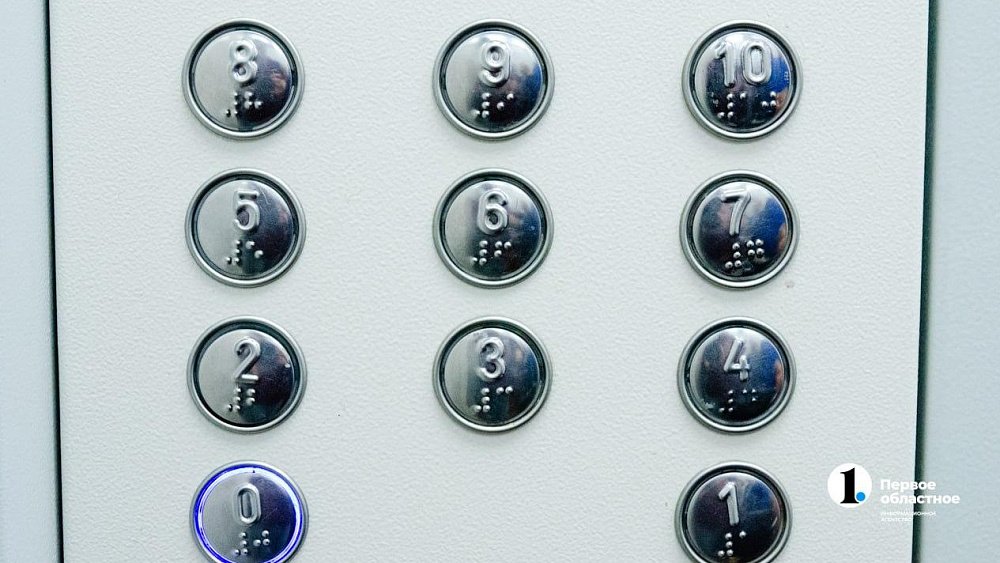 В Металлургическом районе Челябинска упал лифт с людьми внутри