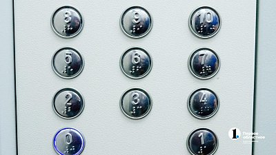 В Металлургическом районе Челябинска упал лифт с людьми внутри