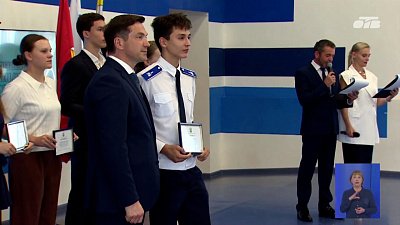 Сто лучших школьников Челябинска получили именные стипендии