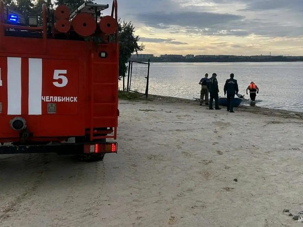 На Первом озере в Челябинске сотрудники МЧС спасли выпавшего из лодки рыбака