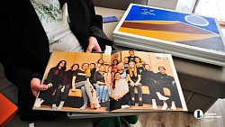 Штукатур-маляр из Челябинска в 73 года начала рисовать в стиле наивного искусства