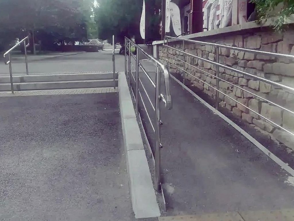 У Театра кукол в центре Челябинска оборудовали пандус