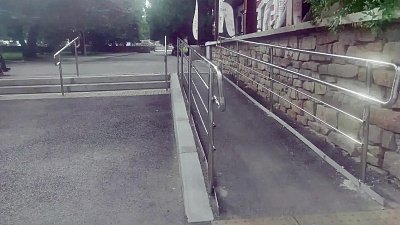 У Театра кукол в центре Челябинска оборудовали пандус
