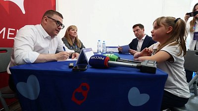 Алексей Текслер провел личный прием граждан во время семейного фестиваля в Челябинске