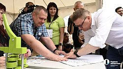 Алексей Текслер познакомился с проектами волонтеров Южного Урала