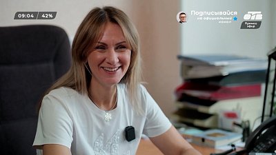 Телевизионный продюсер с модельной походкой в сюжете «Парад Моды»