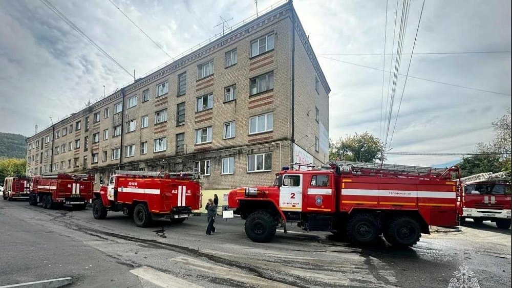 В Миассе спасатели вывели из горящего дома трех человек