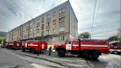 В Миассе спасатели вывели из горящего дома трех человек