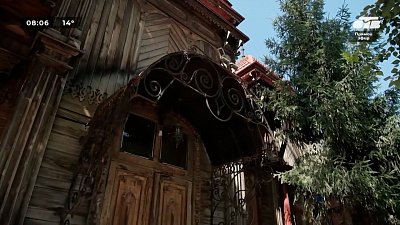 Деревянный особняк Юдиной в сюжете «Поздравляем город стихами»