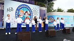 Первоклашки Челябинска прошли парадом в честь 290‑летия города