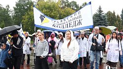 Первоклашки Челябинска прошли парадом в честь 290‑летия города