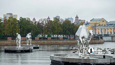 Сбер подарил Челябинску стальные скульптуры верблюдов