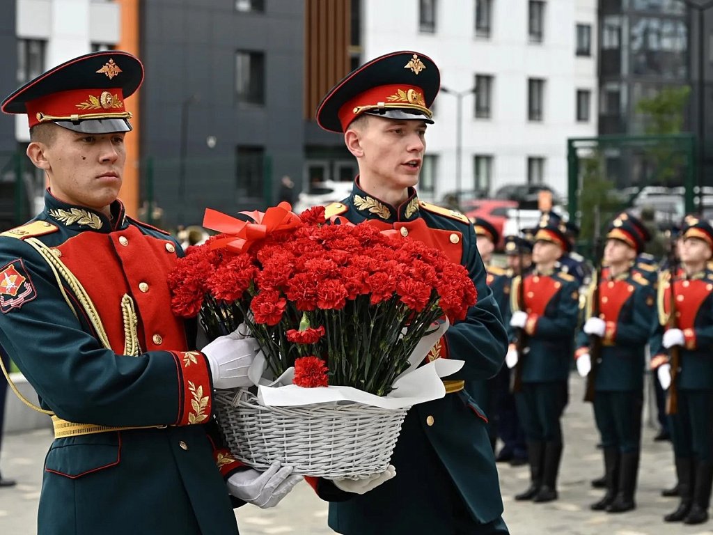 В Челябинске почтили память танкистов — выпускников ЧВТКУ