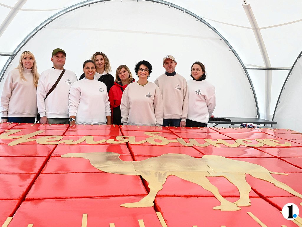 Для челябинцев разрезали торт весом 290 килограммов