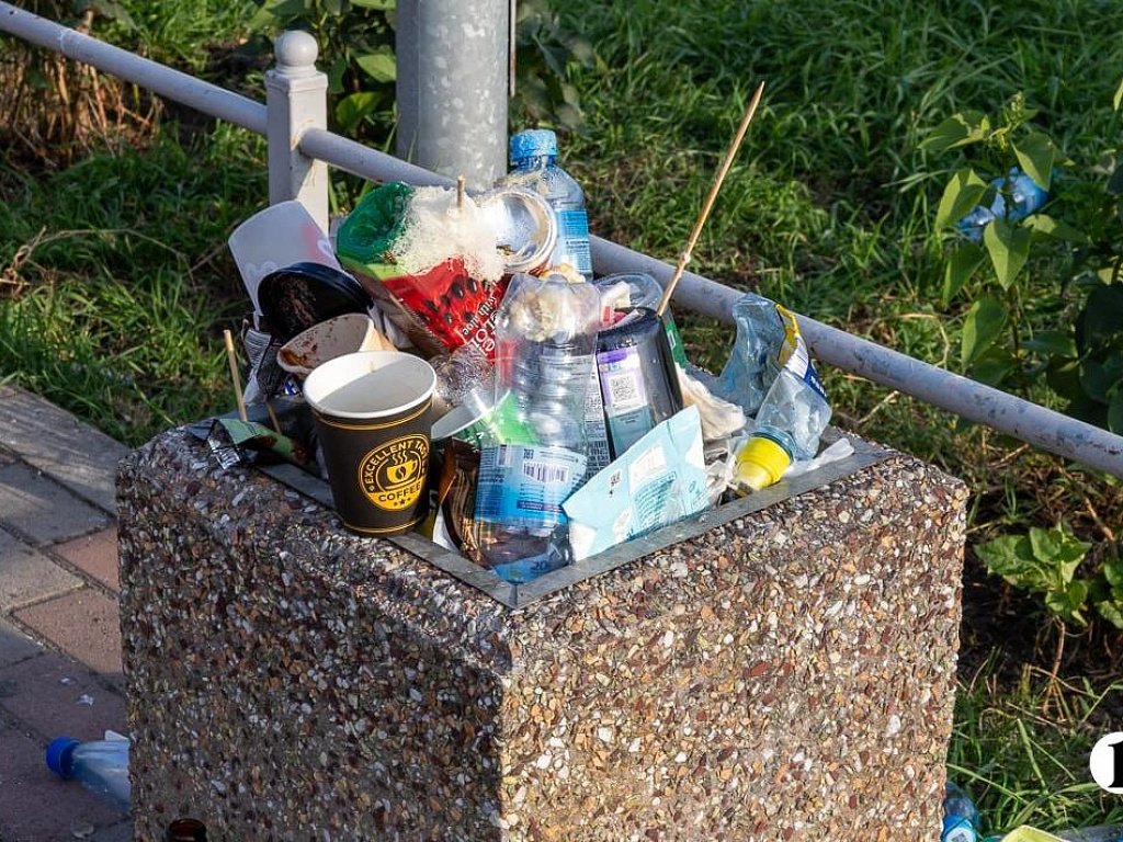 Мэр Челябинска поручил вывозить разбросанный из‑за ветра мусор