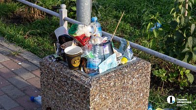Мэр Челябинска поручил вывозить разбросанный из‑за ветра мусор