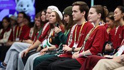 Алексей Текслер встретился с южноуральцами на Международном фестивале молодежи