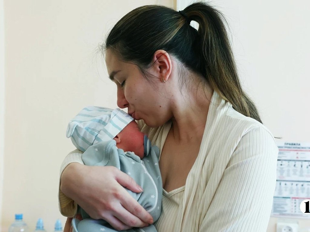 В ОКБ № 3 Челябинска поздравили мам, родивших в День города